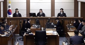 통일교 측으로부터 명품 가방 등 금품을 받은 혐의로 기소된 김건희 여사 1심 선고에서 법원이 징역 1년8개월과 1281만원 추징을 선고했다. 사진은 우인성 부장판사(가운데)가 28일 서울 서초구 중앙지방법원에서 김 여사 1심 선고 공판에서 판결문을 낭독한 모습. /사진=뉴스1(중앙지법 제공)