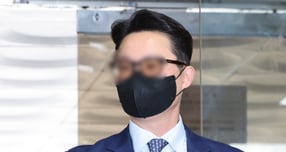 법원이 김건희 여사에게 명품 가방과 목걸이 등 금품을 전달한 혐의로 재판에 넘겨진 윤영호 전 통일교 세계본부장에게 징역 1년2개월을 선고했다. 사진은윤 전 세계본부장이 지난해 7월30일 서울 서초구 서울중앙지방법원에서 열린 구속 전 피의자 심문(영장실질심사)에 출석한 모습. /사진=뉴시스