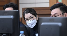 김건희 여사의 각종 의혹을 수사한 김건희 특검팀(민중기 특별검사)이 김 여사 1심 판결에 불복해 항소할 것으로 보인다. 사진은 김 여사가 지난해 12월3일 서울 서초구 서울중앙지방법원에서 열린 자본시장법 위반 혐의 결심 공판에 출석한 모습. /사진=뉴스