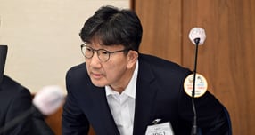 통일교 측으로부터 1억원 상당 불법 정치자금을 수수한 혐의로 구속기소된 권성동 국민의힘 의원이 1심에서 징역 2년, 추징금 1억원을 선고받았다. 사진은 권 의원이 지난해 11월3일 서울 서초동 서울중앙지법에서 통일교로부터 불법 정치자금을 수수한 혐의 사건 1차 공판에 출석한 모습. /사진=뉴시스