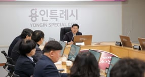  이상일 용인특례시장(맞은편)이 28일 '용인반도체 국가산단 사수 촛불문화제'를 앞두고 시민 안전을 위한 대책 회의를 주재했다. /사진제공=용인특례시  