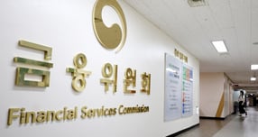 금융권과 수사기관이 공동으로 활용하는 보이스피싱 정보공유·분석 인공지능(AI) 플랫폼 'ASAP'이 출범 12주 만에 186억원이 넘는 피해를 막아낸 것으로 나타났다. 사진은 서울 종로구 정부서울청사에서 위치한 금융위원회 내부 모습./사진= 뉴시스