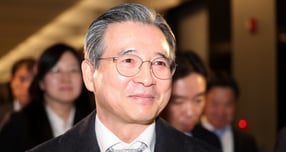 김용범 청와대 정책실장이 다주택자 양도소득세 중과 유예 조치를 오는 5월9일 종료하겠다고 밝힌 이재명 대통령의 입장 표명과 관련해 "5월9일 계약이 체결된 이후 한두달 뒤에 거래가 완료되는 것까지 (유예 조치를) 할 것인지는 논의 중"이라고 밝혔다.사진은 김용범 청와대 정책실장이 지난 9일 서울 중구 대한상공회의소에서 열린 10대 그룹 사장단과 비공개 간담회에 참석하기 위해 회의장으로 입장하고 있는 모습. /사진=뉴스