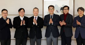 한국기업가정신재단이 28일 이사회를 열어 신임 이사장과 이사를 선임하고 기념 촬영을 했다. 사진은 왼쪽부터 권도균 프라이머 대표, 이경묵 서울대 교수, 홍선근 3대 이사장, 곽수근 2대 이사장, 임준서 연세대 교수, 정유신 서강대 교수. /사진=한국기업가정신재단