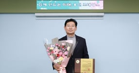 이상일 용인특례시장이 28일 열린 '제2회 세계청년리더총연맹(WFPL) 8대 지자체 혁신평가'에서 특례시 부문 대상을 수상한 뒤 기념촬영을 하고 있다. /사진제공=용인특례시