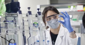 SK바이오사이언스가 사베코바이러스 계열 표적 백신 후보물질 GBP511 글로벌 임상 1/2상을 호주에서 개시했다. 사진은 분석 실험을 진행 중인 SK바이오사이언스 연구원. /사진=SK바이오사이언스