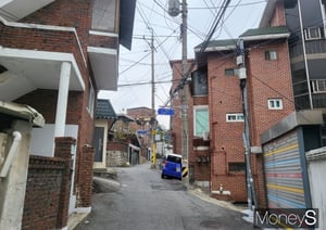 사업비 1조6000억원 규모 서울 용산구 한남4재정비촉진구역(한남4구역) 시공권을 두고 삼성물산 건설부문과 현대건설이 맞붙었다. 사진은 서울 용산구 보광동 360번지 일대에 위치한 한남4구역의 노후 주택가 골목 /사진=이화랑 기자