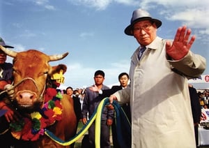 1998년 6월16일 정주영 현대그룹 명예회장이 소떼를 끌고 휴전선을 넘었다. 사진은 정주영 현대그룹 명예회장이 1998년 6월16일 소떼를 끌고 북한으로 향하는 모습. /사진=현대그룹 제공