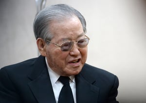 김종필 전 국무총리가 2018년 6월23일 92세로 눈을 감았다. 사진은 김 전 총리가 2015년 11월22일 서울 종로구 서울대병원 장례식장에 마련된 고(故) 김영삼 전 대통령 빈소에서 조문한 후 슬퍼하는 모습. /사진=머니투데이(사진공동취재단)