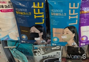 여러 약품의 제품명이나 성분은 외국어로 표기되어 있다. 사진은 서울 종로구 한 약국의 마스크 진열대 사진. /사진=변한석 기자