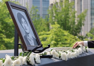 1987년 7월5일 이한열 열사가 사망했다. 사진은 지난달 9일 서울 서대문구 연세대학교에서 열린 제38주기 이한열 추모제에서 한 참석자가 헌화를 하고 있는 모습. /사진=뉴스1(공동취재단)