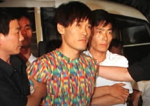 907일 간의 탈옥극을 펼친 신창원이 1999년 7월16일 경찰에 붙잡혔다. 사진은 &#039;희대의 탈옥수&#039;로 불리는 신창원이 검거되는 모습. /사진=JTBC 뉴스룸 캡처