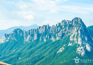 강원도 고성은 한여름에도 서늘함을 느낄 수 있는 최고의 피서지다. 사진은 설악선 울산바위 절경. /사진=한국관광공사