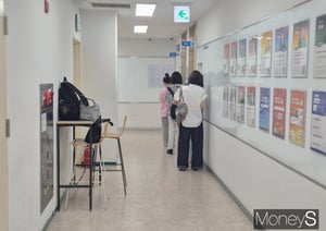최근 2030세대 내에서 공무원 시험에 도전하는 이들이 늘어나고 있다. 사진은 지난 23일 서울 동작구 노량진동 공무원 학원에서 수업을 기다리는 학생들의 모습. /사진=김인영 기자