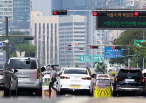폭염 속 안전한 주행을 위한 자동차 점검이 필요하다. 사진은 폭염 속 서울시내 한 도로. /사진=뉴시스