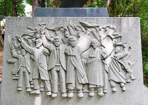 한국관광공사가 광복 80주년을 맞아 직접 걷고 보고 사진을 찍으며 의미와 재미를 모두 챙길 수 있는 도보 여행 코스를 소개했다. 사진은 종로 수송공원에 있는 3.1운동 기념 부조. /사진=한국관광공사