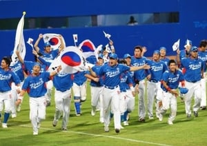 2008년 8월23일 2008 베이징 올림픽에서 한국 야구팀이 금메달을 획득했다. 사진은 승리 후 태극기를 들고 축하하는 한국 야구 대표팀의 모습. /사진=뉴스1(KBO 제공)