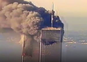 2001년 9월11일(현지시각). 역사상 최악의 테러 사건이라 불리는 미국 뉴욕 세계무역센터 비행기 테러 사건이 발생했다. 사진은 당시 사건 현장 모습이 생중계 된 뉴스 화면의 모습. /사진=스카이뉴스 유튜브 화면 캡처 