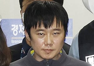 &#039;신당역 살인사건&#039;이 3주기를 맞았다. 사진은 전주환이 2022년 9월21일 오전 서울 중구 남대문경철서에서 서울중앙지검으로 송치되는 모습. /사진=뉴스1(공동취재단)