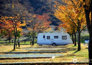 황매산별쿵캠핑장에서 단풍 아래 캠핑을 즐길 수 있다. /사진=한국관광공사