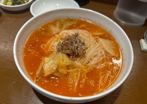 이북 음식들과 함께 판매됐던 김치말이는 고깃집의 후식 메뉴로 대중화됐다. 사진은 미필담의 김치말이 국수/사진=다이어리알