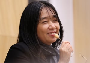 한강이 노벨문학상을 수상했다. 사진은 노벨문학상을 수상한 한강이 2024년 12월11일(현지시각) 스웨덴 스톡홀름 스웨덴어판 출판사 ‘나투르 오크 쿨투르’에서 열린 한국 기자단과의 기자간담회에서 취재진 질문에 답하고 있는 모습. /사진=뉴스