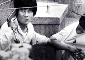 1988년 10월16일 지강헌 일당의 인질극이 전국에 생중계되는 사건이 발생했다. 사진은 1998년 10월16일 서울 서대문구 한 가정집에서 인질극을 벌이고 있는지강헌(왼쪽)의 모습. /사진=TV조선 유튜브 캡처