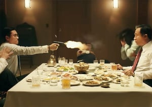 서울 중구 궁정동 중앙정보부 안전가옥에서 열린 만찬 자리에서 박정희 대통령이 김재규 중앙정보부장에게 피살됐다.  장면은 영화 남산의부장들에서 중앙정보부장 김규평(이병헌 분)이 박통(이성민 분)에게 격발하는 모습. /사진=유튜브 채널 &#039;숏박스&#039; 캡처