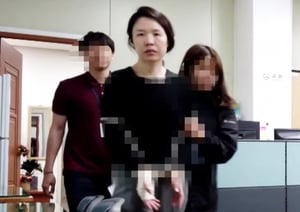 대법원이 살인·사체 손괴·사체 은닉 혐의로 구속기소된 고유정에게 무기징역을 확정했다. 해당 장면은 고유정이 경찰 조사를 받기위해 도착한 모습. /사진=유튜브 채널 &#039;비디오머그&#039; 캡처