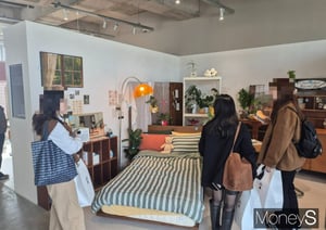 내년도 소비 트렌드로 필코노미가 꼽혔다. 사진은 지난달 31일 서울 종로구 오늘의집 쇼룸을 구경 중인 소비자들의 모습. /사진=김인영 기자