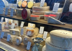 프랑스는 치즈 등 자국의 숙성·발효 음식을 국내에 알리고 있다. 사진은 르므니에 압구정점에 진열된 치즈. /사진=다이어리알