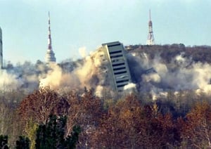 1994년 11월20일 남산 외인아파트가 철거됐다. 사진은 폭파 해체되고 있는 남산 외인아파트의 모습. /사진=한국정책방송원 e영상역사관