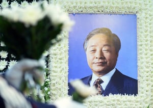 대한민국 민주화운동의 중심에 섰던 김영삼 전 대통령이 향년 88세로 별세했다. 사진은 2015년 11월22일 서울 종로구 서울대병원 장례식장 고 김 전 대통령 빈소에 놓인 고인의 영정사진 모습. /사진=머니투데이(사진공동취재단)