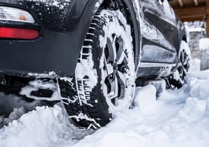 겨울철에는 눈길·빙판길 미끄러짐 사고가 늘고 타이어·배터리 성능이 떨어지기 쉬워 사전 점검을 통한 안전사고 예방이 중요하다. /사진=클립아트코리아 