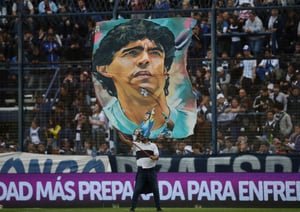 디에고 마라도나가 60세 나이로 세상을 떠났다. 사진은 마라도나의 사망을 추모하는 아르헨티나 축구팬의 모습. /사진=로이터 