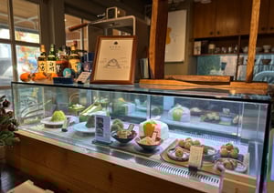 넷플릭스 예능프로그램 &#039;흑백요리사 2&#039; 출연진이 공개되면서 이와 관련된 식당에 대한 관심도 커지고 있다. 사진은 예고편에 등장한 신동민 셰프가 운영하는 &#039;당옥&#039;의 쇼케이스. /사진=다이어리알