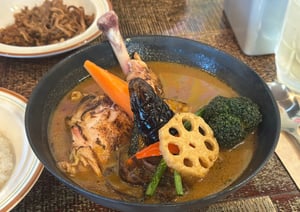  &#039;스프카레&#039;는 걸쭉한 일반 일본식 카레와 달리 맑은 육수에 여러 향신료를 더해 국물 요리처럼 즐긴다는 점이 특징이다. 사진은 카레시의 스프카레. /사진=다이어리알