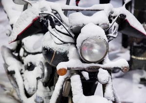 추위는 타이어뿐 아니라 배터리 성능까지 약화시키므로 장기 주차 시에는 실내 보관과 정기적인 시동 유지가 필요하다./사진=클립아트코리아