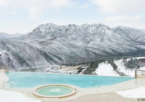 찬 바람에 맑아지는 머리와 따뜻한 물 속에서 노곤하게 풀리는 몸의 대비는 겨울 온천이 주는 최고의 낭만이다. 사진은 고성 소노펠리체 델피노의 온천. /사진=한국관광공사