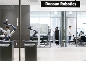 두산로보틱스가 R&amp;D 투자를 확대하고 있다. 기존 하드웨어 중심 사업 구조에서 AI 기반 지능형 로봇 기업으로 체질을 개선하기 위해서다. 사진은 두산로보틱스 '이노베이션 센터'의 모습. /사진=두산로보틱스
