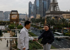 1999년 12월20일. 포르투갈이 중국에 마카오를 반환했다. 사진은 지난해 12월18일 마카오 카지노 리조트 인근에서 사진 촬영 중인 관광객들의 모습. /사진=로이터