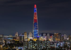 2016년 12월22일 롯데월드타워가 완공됐다. 사진은 서울 송파구 롯데월드타워에 송출되는 광복 80주년 미디어파사드 모습. /사진 제공=롯데물산 제공