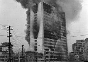 1971년 12월25일 대연각 호텔에서 불이 나 163명이 숨지고 63명이 다쳤다. 사진은 당시 대연각 호텔에서 불이 난 모습. /사진=국가기록원