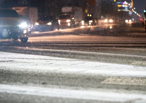 눈이 그친 뒤 밤사이 얼어붙은 도로. 겉보기엔 젖은 길처럼 보이지만 블랙아이스 위험이 큰 구간이다. /사진=클립아트코리아