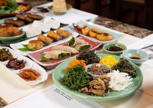 자연의 시간과 계절의 감각이 담긴 '농가 맛집'에 대한 관심이 커지고 있다. 사진은 영월 '산속의 친구'의 강원나물밥 정식. /사진=다이어리알