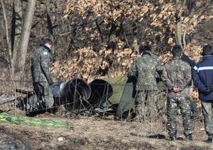 2022년 1월11일 경기 화성시 상공에서 추락한 KF-5E 전투기를 몰던 심정민 소령이 민간 피해를 막기 위해 끝까지 조종간을 놓지 않았던 것으로 알려졌다. 사진은 경기 화성시 관항리 인근 야산에서 군 관계자들이 F-5E 전투기 추락현장을 살펴보는 모습. /사진=뉴스