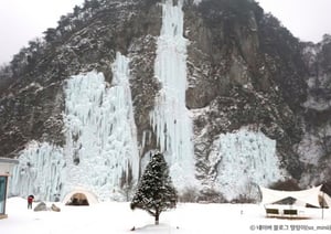 매서운 추위가 만들어낸 빙벽이 겨울 여행객들의 발길을 사로잡고 있다. 사진은 원주 '스톤크릭' /사진=한국관광공사.