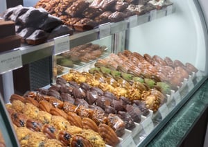 고소한 버터의 풍미와 다양한 재료 조합으로 사랑받는 구움 과자 맛집에 대한 관심이 커지고 있다. 사진은 과자방의 마들렌 쇼케이스. /사진=다이어리알