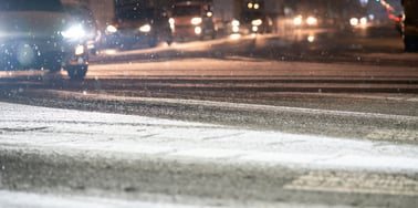 [momo톡] 눈 '그친 뒤'가 더 위험하다… 겨울 도로 위 숨은 함정