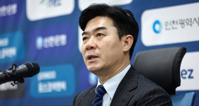 윤정환 감독이 조기 우승에 대한 의지를 피력했다. 사진은 윤정환 인천 유나이티드 FC 신임 감독이 26일 인천시 연수구 인천 유나이티드 FC 축구센터에서 열린 취임 기자회견에서 취재진 질문에 답하는 모습. /사진=뉴스